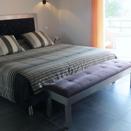 Le Mas Du Lingousto Cuers Habitación foto